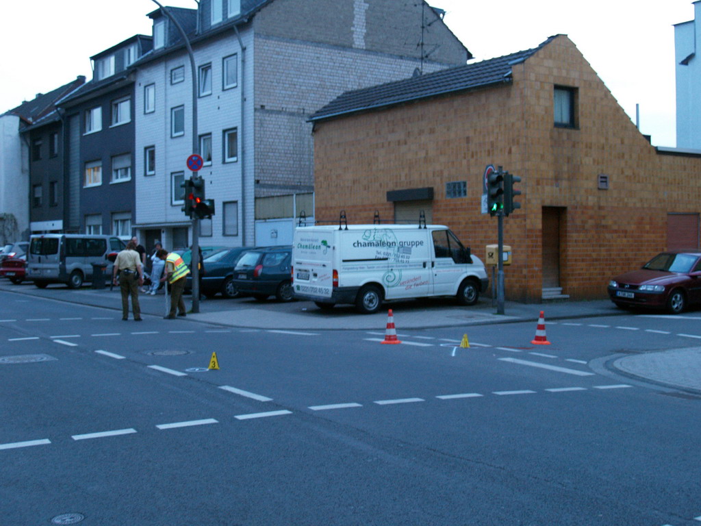 VU Fussgaenger angefahren schwer verletzt Koeln Gremberg Rolshoverstr P06.JPG